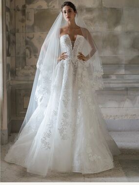 Elegant White Lace Strapless Wedding Dress with Veil